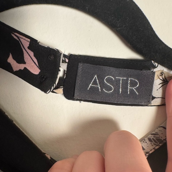 Astr White Cream Backless Sheath Dress with Bishop Sleeves - Picture 5 of 8